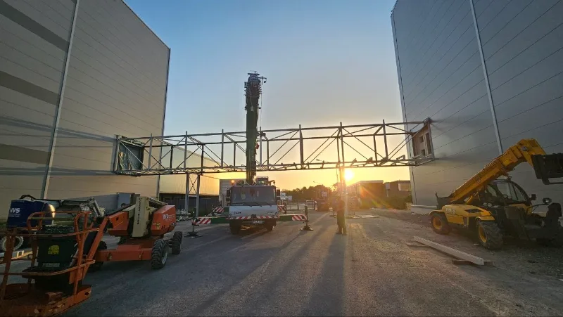 Baustellenlogistik mit Kran und Arbeitsbühne