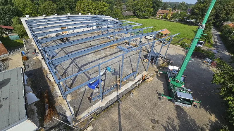 Hallenmontage mit Mobilkran