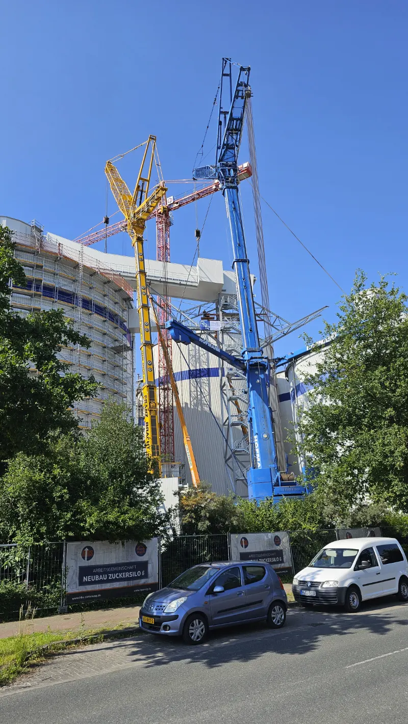 Kraneinsatz an der Baustelle