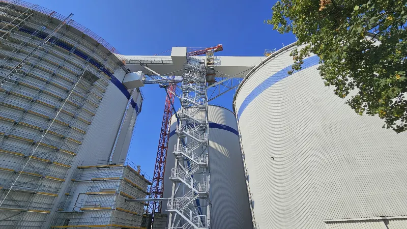 Treppenturm und Verbindungsbau zwischen zwei Silos