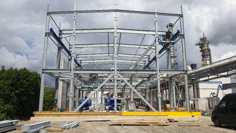 Mehrgeschossige Stahlkonstruktion im Industriegebiet
